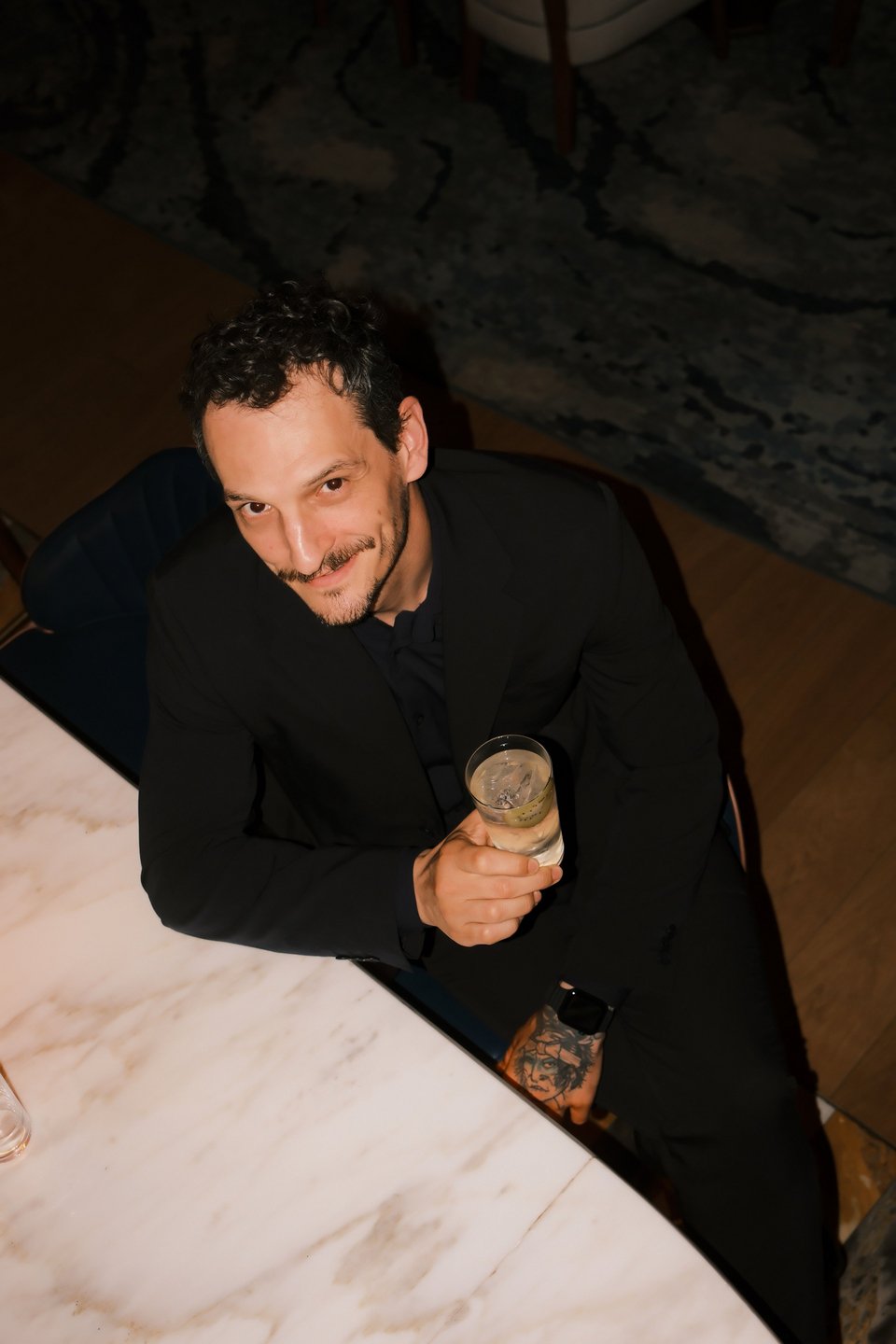Ο βραβευμένος Νίκος Ταχμάζης, Bar Manager του Avra Bar. 