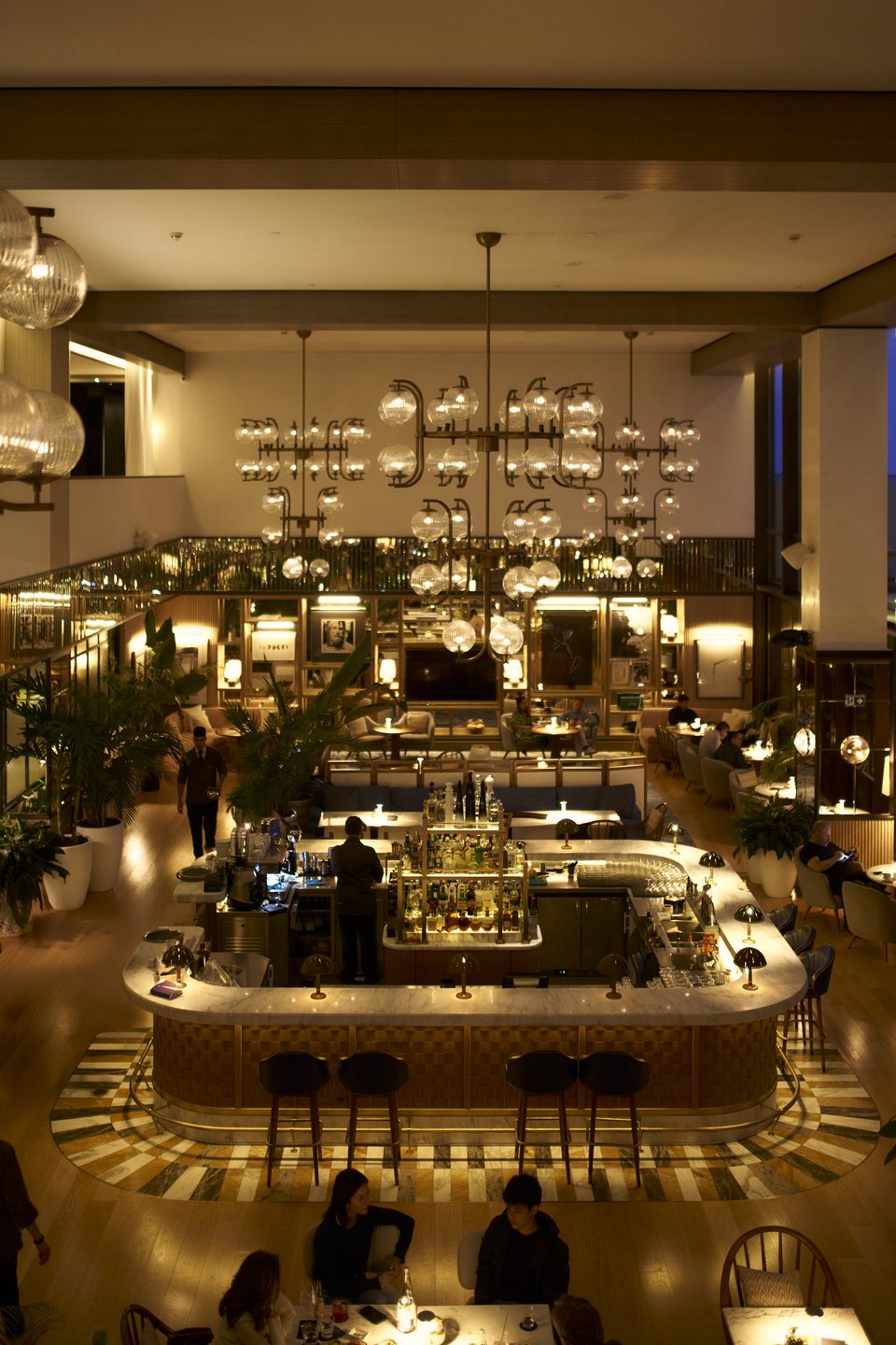 Ο εντυπωσιακός εσωτερικός χώρος του Avra Bar στο Nafsika Hotel του Four Seasons Astir Palace Hotel Athens.