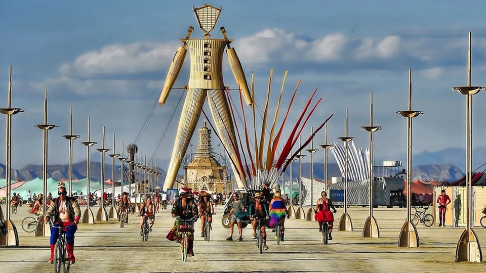 Αυτή η επιρροή εξαπλώθηκε σταδιακά καθώς το φεστιβάλ μεγάλωσε, από μια στενή συνάντηση στη δεκαετία του '80 σε μία από τις μεγαλύτερες προσωρινές μητροπόλεις του κόσμου / WIKIPEDIA