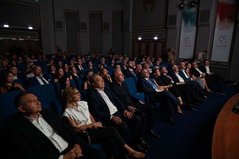 Την εκδήλωση τίμησαν, μεταξύ άλλων, με την παρουσία τους εκπρόσωποι του πολιτικού και επιχειρηματικού κόσμου, των μέσων μαζικής ενημέρωσης, καθώς και στελέχη της Παπαστράτος 