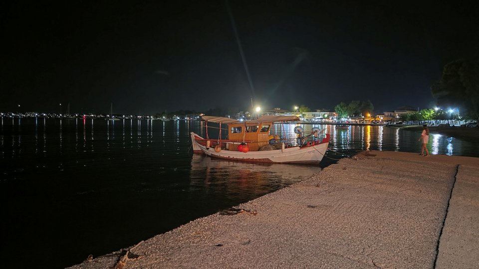 Το καΐκι του καπετάν Δημήτρη αναχωρεί από το λιμάνι της Ερέτριας / Πηγή φωτογραφίας ΑΜΚΕ ΙΣΟΝΟΜΙΑ 