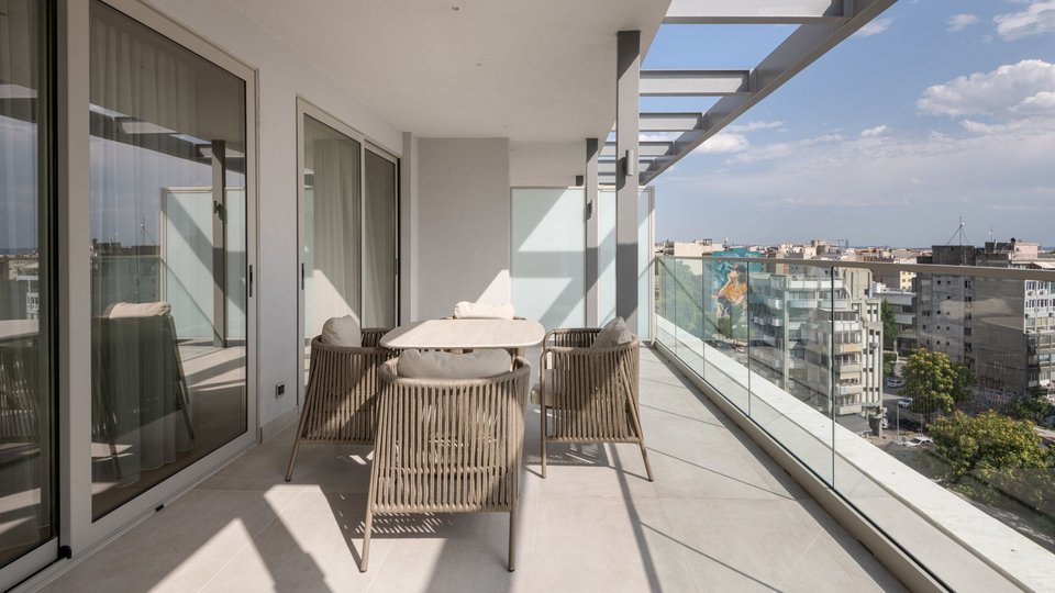 Η θέα από μια deluxe σουίτα έπειτα από την πρόσφατη ανακαίνιση των δωματίων του Holiday Inn Thessaloniki / Φωτογραφία: Holiday Inn 