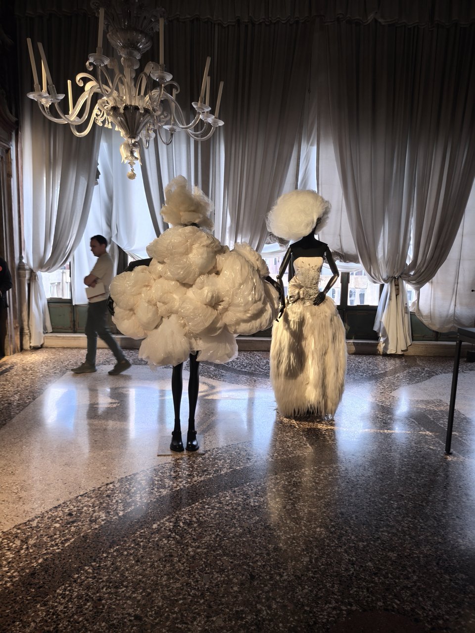 Δημιουργία Comme des Garçons από τη συλλογή άνοιξη/καλοκαίρι 2025, με κάλυμμα κεφαλής του Ζιλιέν ντ’ Ις. Δημιουργία Christian Lacroix Haute Couture, φθινόπωρο/χειμώνας 2004, look 37, με περούκα του Φάμπιο Πέτρι. / iefimerida