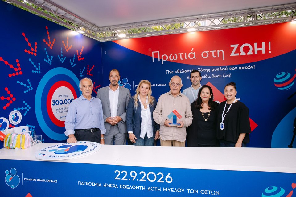 Ο Πρόεδρος της Βουλής Νικήτας Κακλαμάνης με τους εκπροσώπους των Συλλόγων ΕΛΠΙΔΑ και ΟΡΑΜΑ ΕΛΠΙΔΑΣ Νούλη Μανώλη, Μανώλη Παπασάββα, Ινώ Κωνσταντοπούλου, Στέλιο Γραφάκο και τους συμβατούς δότες Χριστιάννα και Θανάση