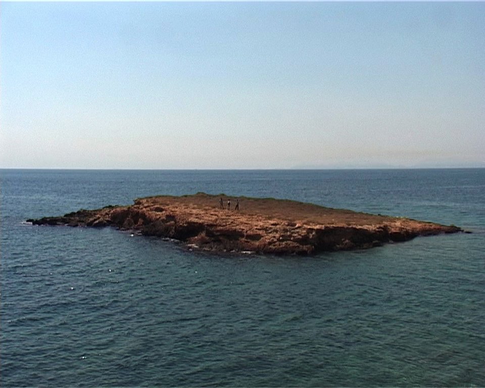 Στέφανος Τσιβόπουλος, «Land», 2006. Βίντεο, PAL, 2CH, ήχος, 8 λεπτά (MiniDV μεταφερμένο σε DVD). Διαστάσεις μεταβλητές. Παραχώρηση του καλλιτέχνη και της Prometeo Gallery. Το έργο είναι μέρος της δωρεάς προς το MOMUS