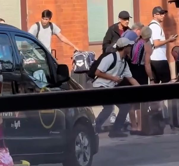 Στα πλάνα φαίνεται ένας άνδρας να συνομιλεί με την Colleen Bankston και τον σύζυγό της, ενώ ένας δεύτερος άνδρας σκύβει για να σηκώσει τη βαλίτσα. Ένας τρίτος περιφέρεται γύρω από την ομάδα, κρατώντας το κινητό του 