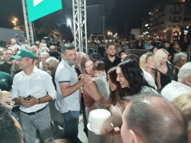 Η βουλευτής του ΠΑΣΟΚ Ελένη Βατσινά γιόρτασε τα γενέθλιά της με τούρτα έκλπηξη από τους συναδέλφους -Στην φωτογραφία αγκαλιά με την βουλευτή Λασιθίου Κατερίνα Σπυριδάκη / Φωτογραφία: neakriti.gr