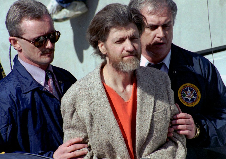 Ο Τεντ Καζίνσκι, γνωστός ως Unabomber, οδηγείται από ομοσπονδιακούς πράκτορες σε αυτοκίνητο έξω από το ομοσπονδιακό δικαστήριο στη Χέλενα της Μοντάνα, στις 4 Απριλίου 1996