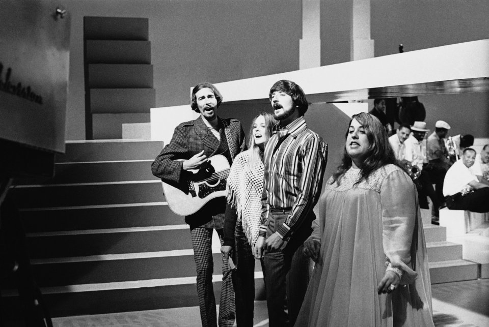 Το συγκρότημα The Mamas and the Papas. Από αριστερά: Τζον Φίλιπς, Μισέλ Φίλιπς, Ντένι Ντόχερτι και Κας Έλιοτ 