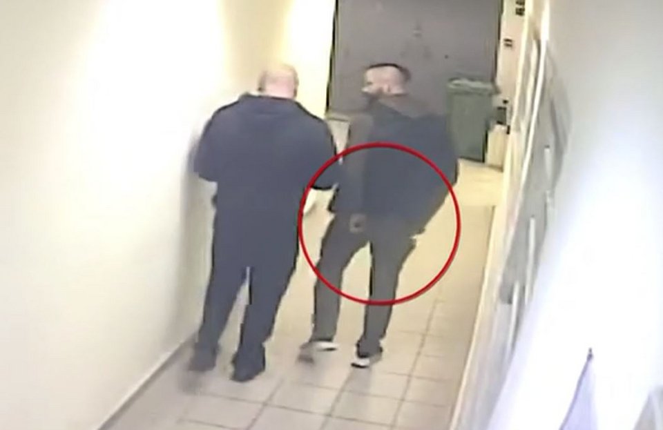 Ο αρχιφύλακας απομακρύνει τον Βούλγαρο δεμένο πισθάγγωνα / Φωτογραφία Glomex