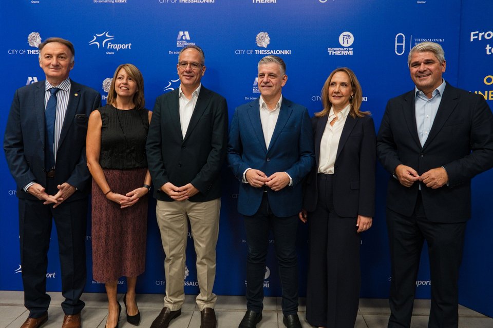 Από αριστερά: O κ. Βασίλης Γάκης, Αντιδήμαρχος Πολιτισμού, Τουριστικής Ανάπτυξης και Διαδημοτικής Συνεργασίας, Δήμου Θεσσαλονίκης, η κα. Κατερίνα Πολλάτου, Airline Marketing &amp; Development Manager/ Commercial &amp; Business Development της Fraport Greece, ο κ. Γιώργος Βήλος, Γενικός Διευθυντής Ανάπτυξης της Fraport Greece, ο κ. Θάνος Μπέγκας, Αντιπρόεδρος του Οργανισμού Τουρισμού Θεσσαλονίκης και η κα. Έλενα Μπινιάρη, Γενική Διευθύντρια του Hyatt Regency Thessaloniki&nbsp; 