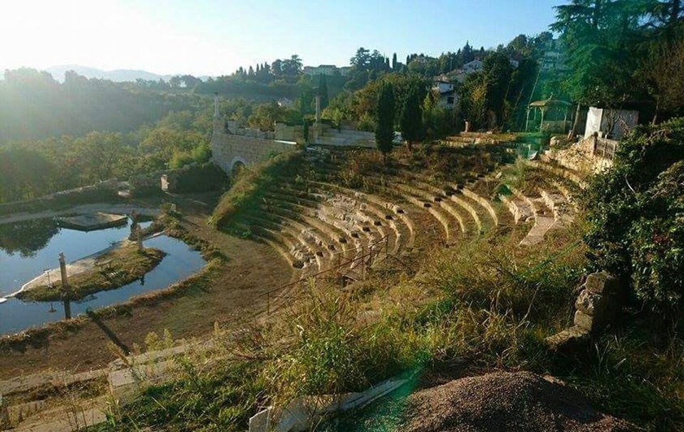 Οι φερόμενες ως χειροποίητες, αρχαίες κερκίδες, την κατασκευή των οποίων απέδιδε στους αρχαίους Έλληνες πριν από 2.000 χρόνια, χτίστηκαν στην πραγματικότητα από σύγχρονους εργάτες με μηχανήματα, χρησιμοποιώντας νωπά λατομημένη πέτρα από την Απουλία και τσιμέντο / FACEBOOK