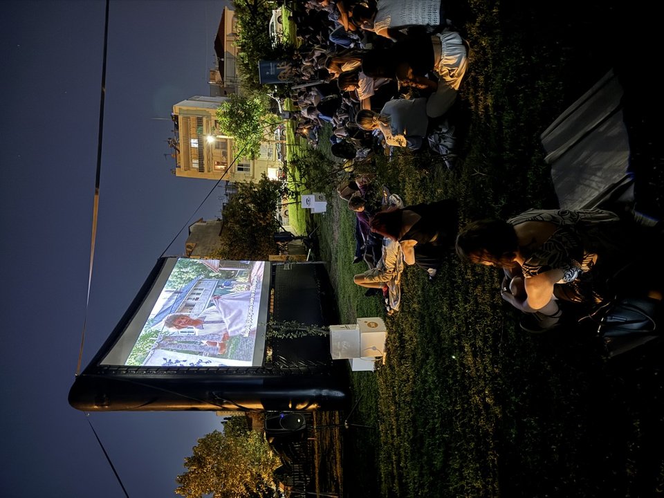 Οι ψίθυροι χαμήλωσαν και η τεράστια λευκή οθόνη ζωντάνεψε με φως και εικόνες μέσα στον αστικό αμπελώνα της πόλης