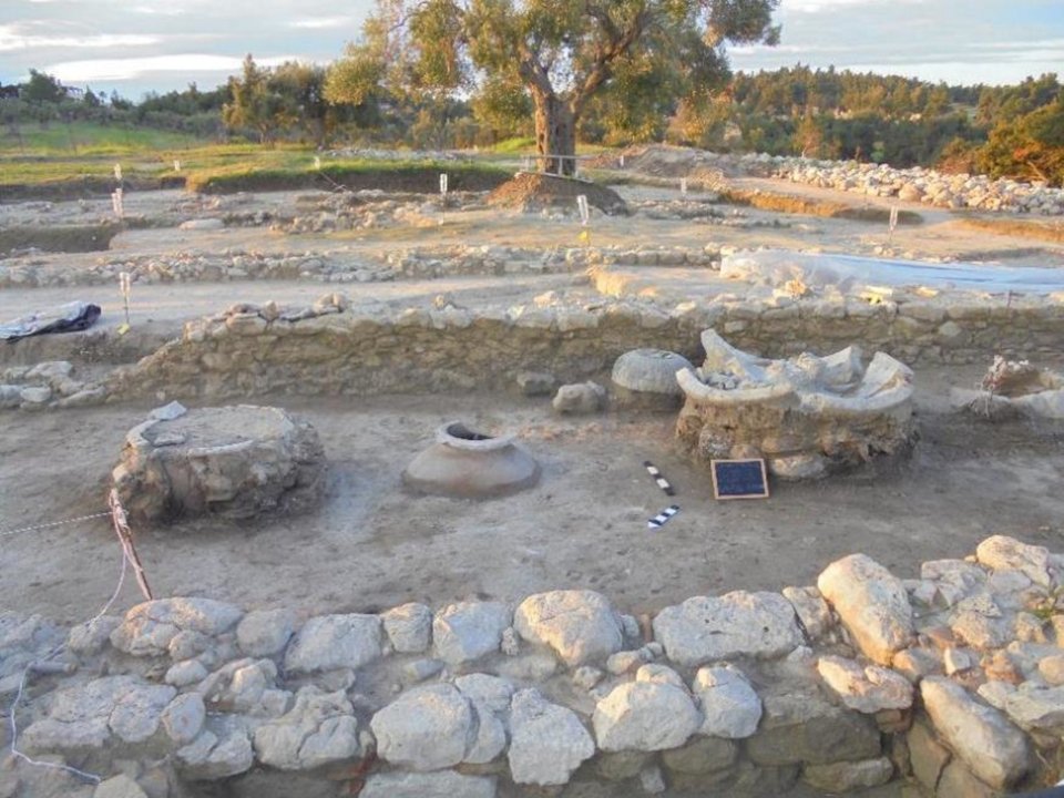 Στηνμ Κασσάνδρα Χαλκιδικής έχουν εντοπιστεί ελαιοτριβείο, εργαστηριακοί και αποθηκευτικοί χώροι, πιθεώνας και δεξαμενή