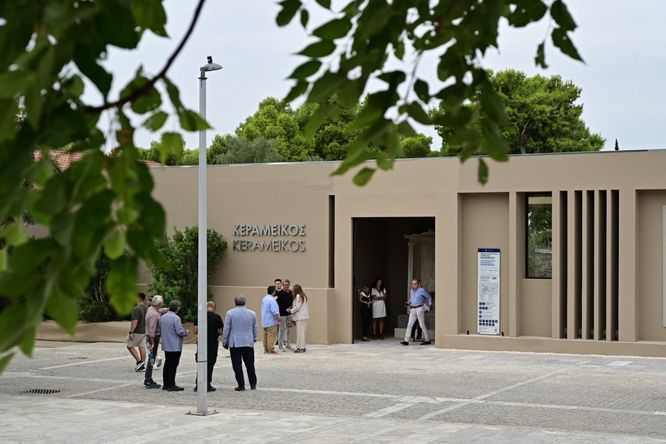 Εκεί όπου μέχρι πρόσφατα υπήρχε ένας πρόχειρος οικίσκος που στέγαζε το εκδοτήριο και ένα μικρό πωλητήριο, δημιουργήθηκε ένα σύγχρονο κτίριο υποδοχής