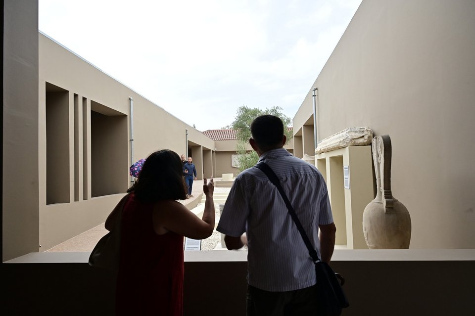 Σήμερα ο Κεραμεικός δεν είναι απλά ένα παράθυρο στην αρχαία Αθήνα αλλά συνυπάρχει με τη ζωή στην πόλη