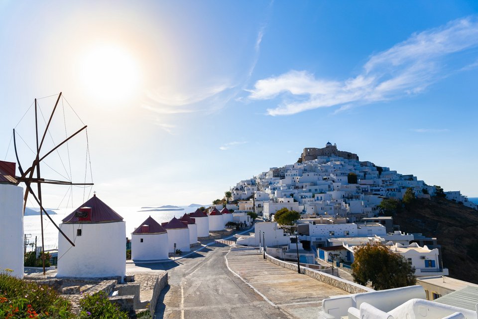 Κεντρική θέση στο αφιέρωμα καταλαμβάνει και η βιώσιμη ανάπτυξη, με τη «The Sun» να παρουσιάζει την Αστυπάλαια ως «διεθνές μοντέλο βιωσιμότητας»