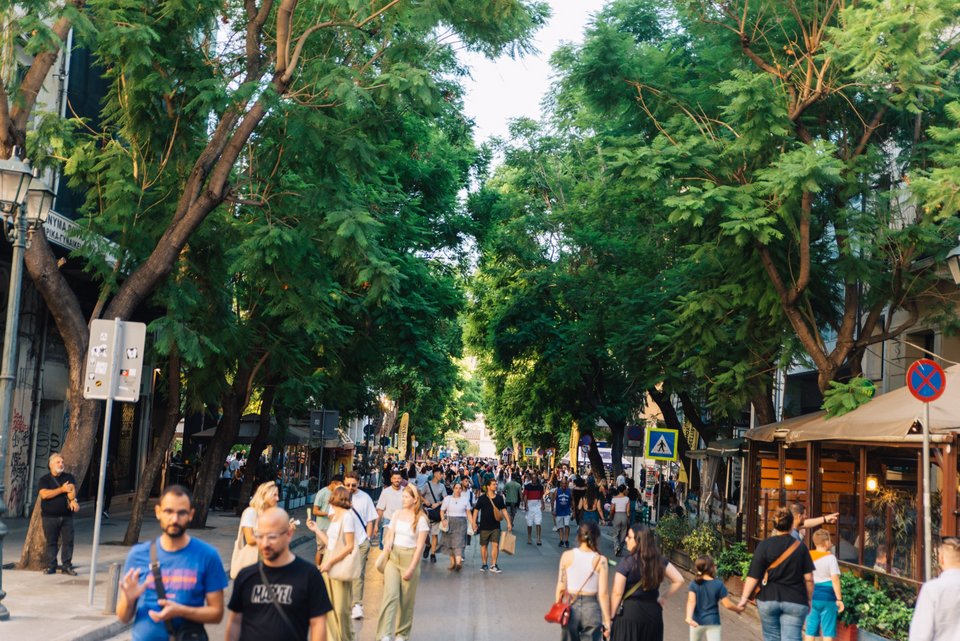 Η οδός Αθηνάς κλείνει σήμερα για τα αυτοκίνητα και ανοίγει στους ανθρώπους της πόλης. Από τις 8 το βράδυ του Σαββάτου 19 Σεπτεμβρίου και για ένα ολόκληρο 24ωρο.