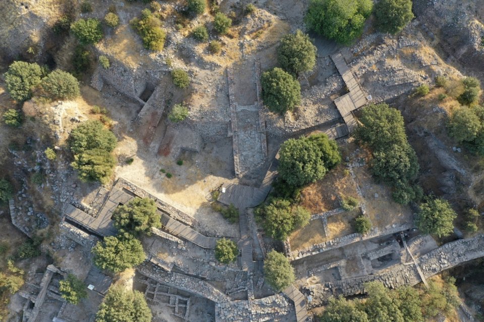 Κατά την πρόσφατη ανασκαφική περίοδο στην Τροία, οι ανασκαφές έφεραν στο φως μεγαλόπρεπες λεωφόρους στοιχισμένες με κίονες και προσόψεις καταστημάτων στην περιοχή της Κάτω Πόλης από τη ρωμαϊκή εποχή, αποκαλύπτοντας την εμπορική και την καθημερινή ζωή εκείνης της περιόδου @Γραφείο Πολιτισμού και Τουρισμού της Τουρκίας στην Ελλάδα