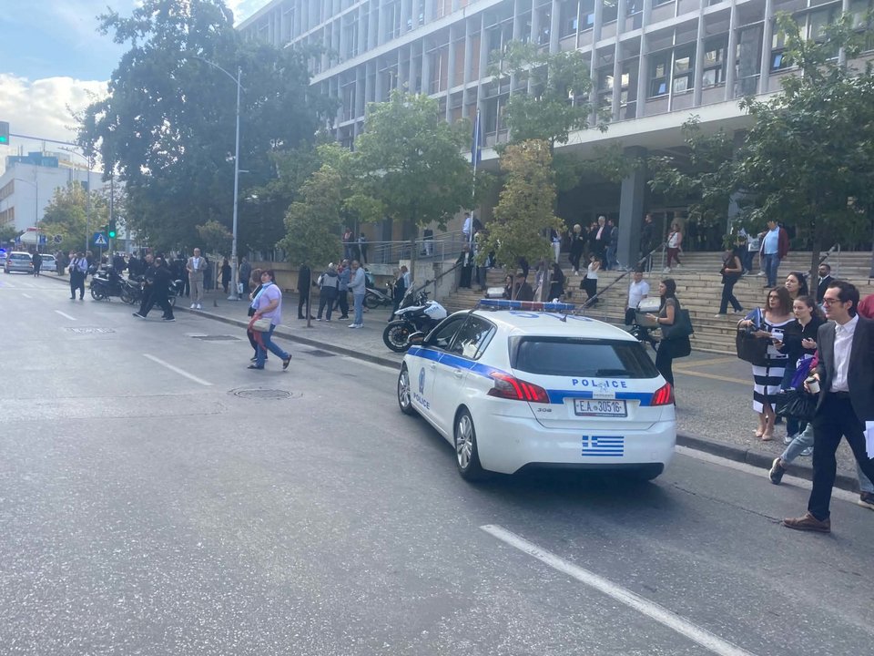 «Παρακαλώ εκκενώσετε το Δικαστικό Μέγαρο σύμφωνα με τις εντολές της ΕΛ.ΑΣ.», ακούστηκε από τα μεγάφωνα