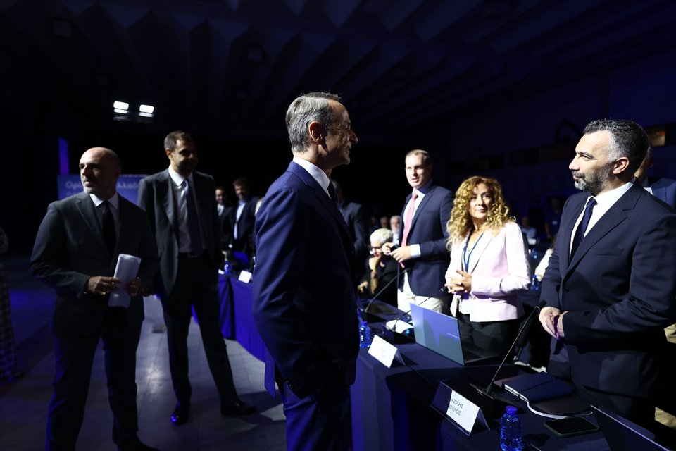 Ο πρωθυπουργός με τον διευθυντή σύνταξης του iefimerida.gr Βασίλη Πούλο λίγο πριν ξεκινήσει η Συνέντευξη Τύπου στο πλαίσιο της 90ής ΔΕΘ