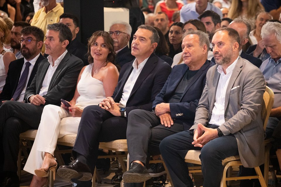 Ο Αλέξης Τσίπρας με τη σύζυγό του, τον δήμαρχο Θεσσαλονίκης και στελέχη της ΕΛΑΣ