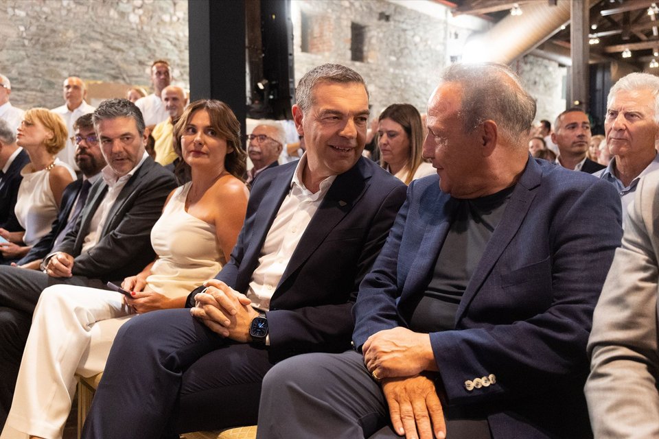 Ο Αλέξης Τσίπρας με τον δήμαρχο Θεσσαλονίκης, τη σύζυγό του και συνεργάτες του