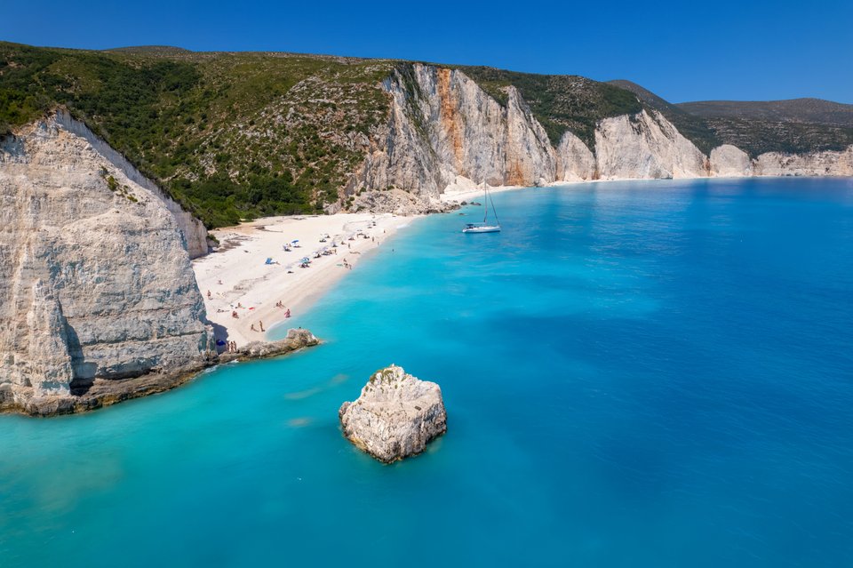 Εναέρια άποψη της παραδεισένιας παραλίας Φτέρη στην Κεφαλονιά, στο Ιόνιο