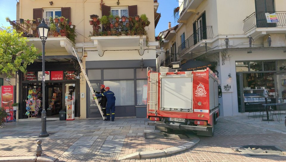Επιχείρηση απεγκλωβισμού γατούλας στο Ναύπλιο - ΑΠΕ/ΜΠΕ