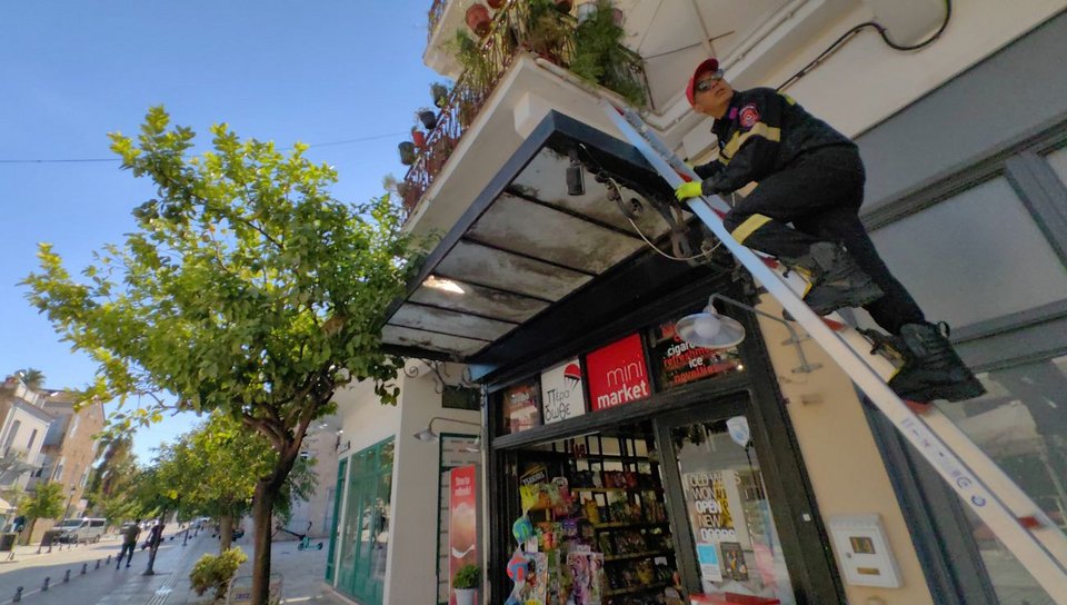 Επιχείρηση απεγκλωβισμού γατούλας στο Ναύπλιο - ΑΠΕ/ΜΠΕ