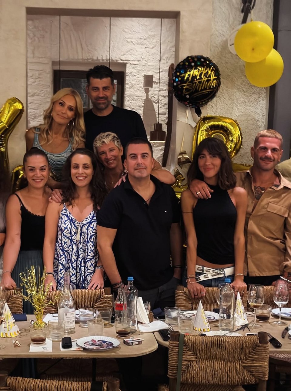 Ο Γιάννης Καρυπίδης με τη Νατάσα Θεοδωρίδου και φίλους στα γενέθλιά του 