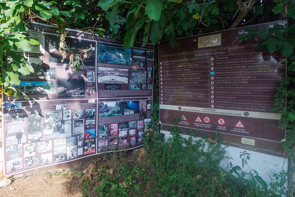 Η είσοδος του θεάτρου παραμένει σήμερα ορατή, σκεπασμένη πλέον από πυκνή βλάστηση, ενώ οι πινακίδες στον χώρο εξακολουθούν να αναφέρουν ότι εκεί βρισκόταν το σπίτι όπου μεγάλωσε η Ιουλιέτα Καπουλέτι, χωρίς καμία αναφορά στο ότι πρόκειται για μυθιστορηματικό πρόσωπο του Σαίξπηρ... / FACEBOOK