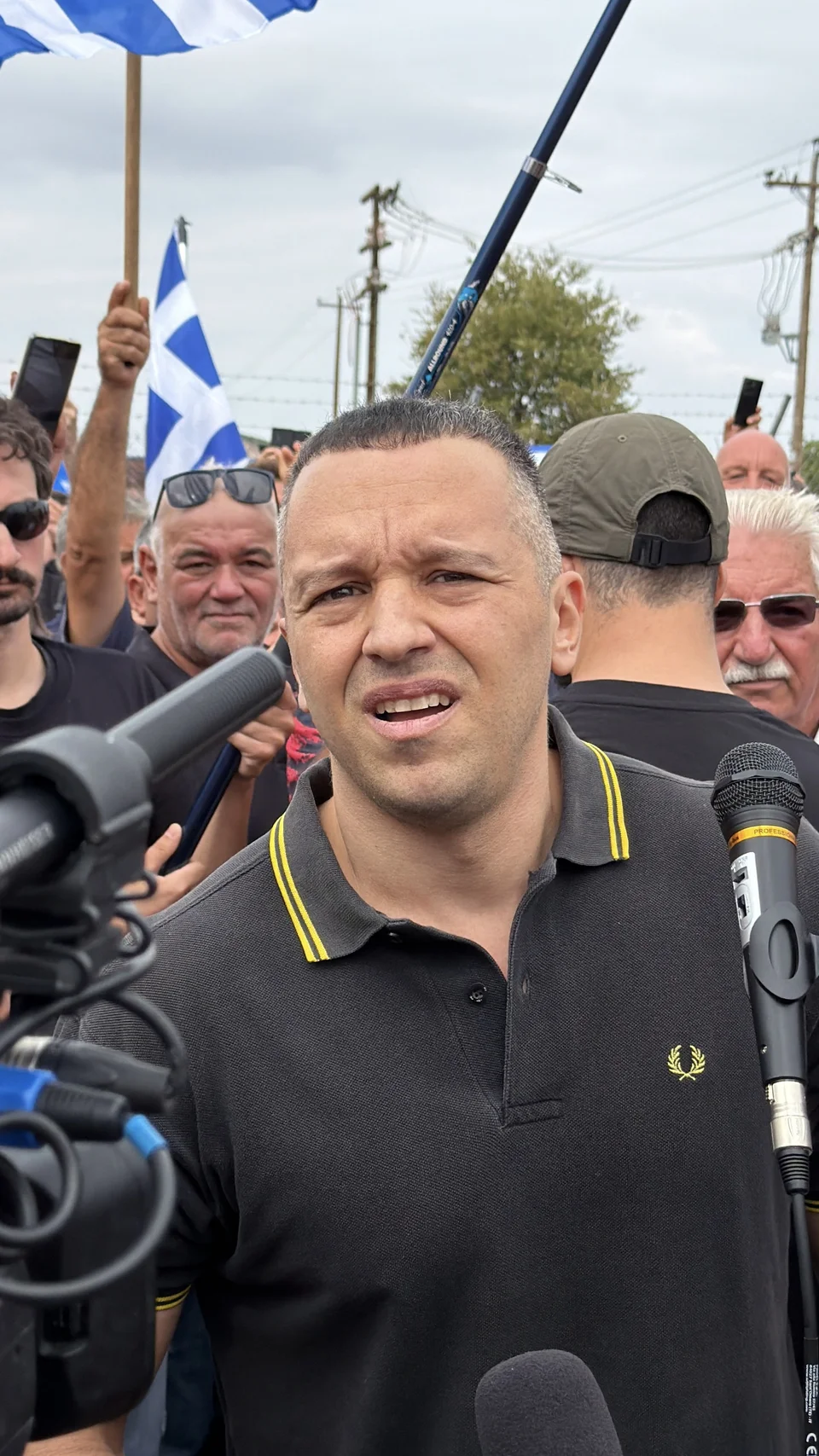 Ο Ηλίας Κασιδιάρης κατά την αποφυλάκισή του από τις φυλακές Δομοκού