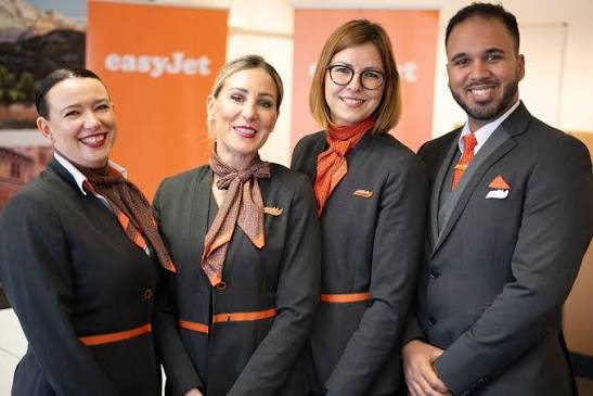 Η easyJet έχει προφανώς εντοπίσει την αξία των εργαζομένων μέσης ηλικίας εκεί όπου άλλες εταιρείες παραμένουν αδιάφορες. Μόλις ξεκίνησε νέα καμπάνια πρόσληψης πληρώματος καμπίνας, στοχεύοντας ειδικά σε πιο ώριμους υποψηφίους, ύστερα από μια αντίστοιχη επιτυχημένη καμπάνια το 2022