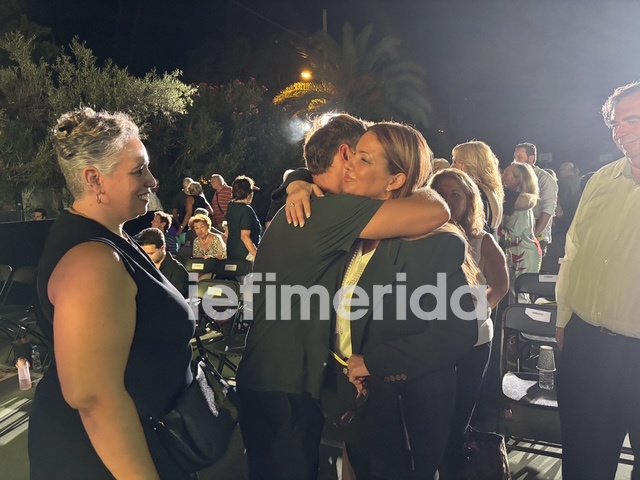 Η πρέσβης του Ισραήλ με τον διασωθέντα Εϊτάν Χάλεϊ