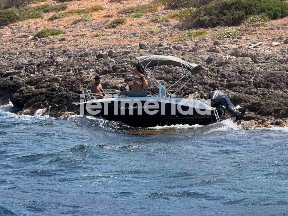 Στα βράχια ενοικιαζόμενο σκάφος με δύο Ισραηλινούς
