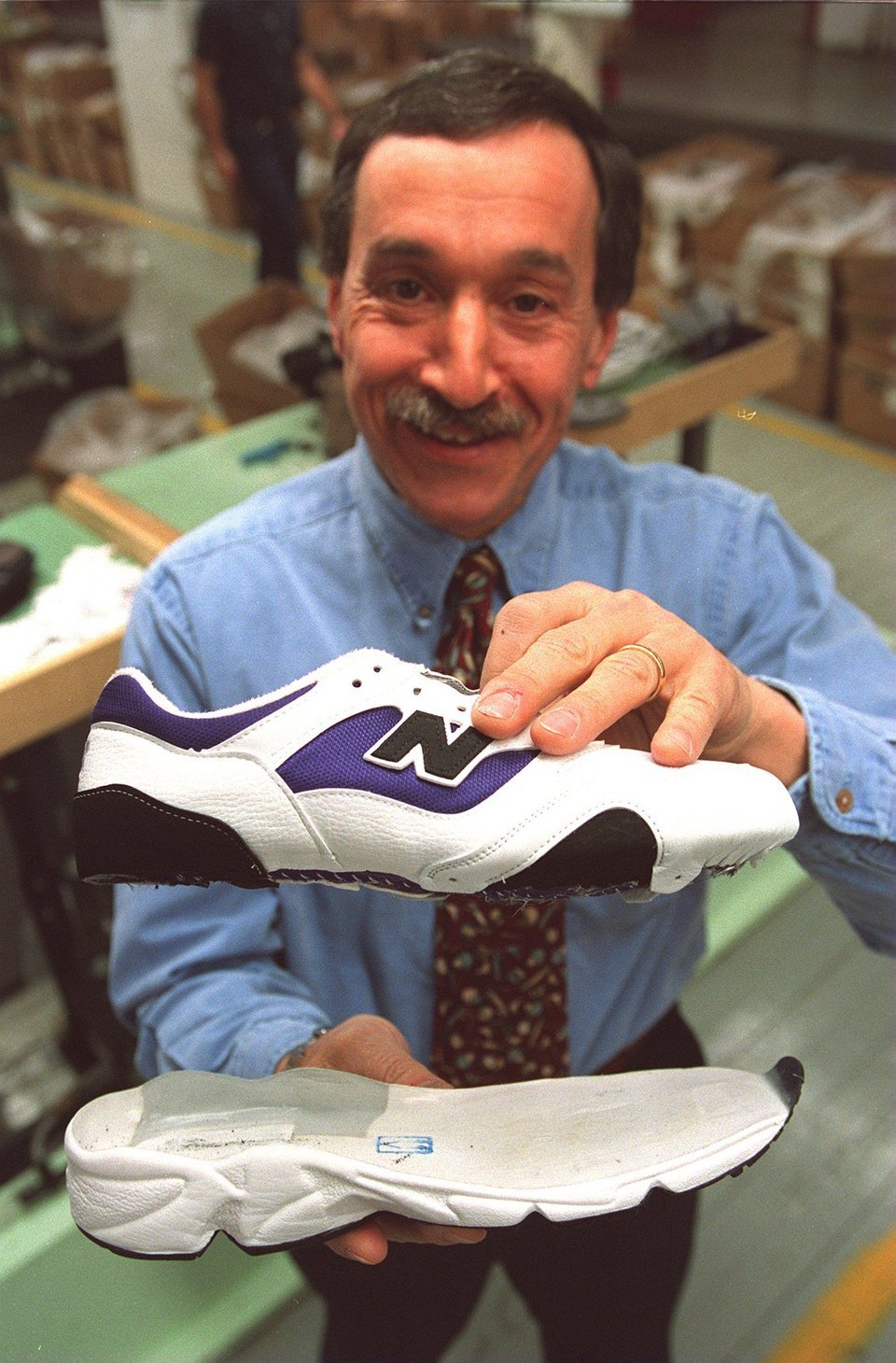 Ο Jim Davis τη δεκαετία του '80 στο εργοστάσιο της New Balance 