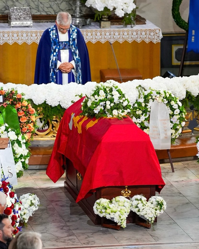 Στεφάνια σε σχήμα καρδιάς μπροστά στο φέρετρο του βασιλιά Χάραλντ