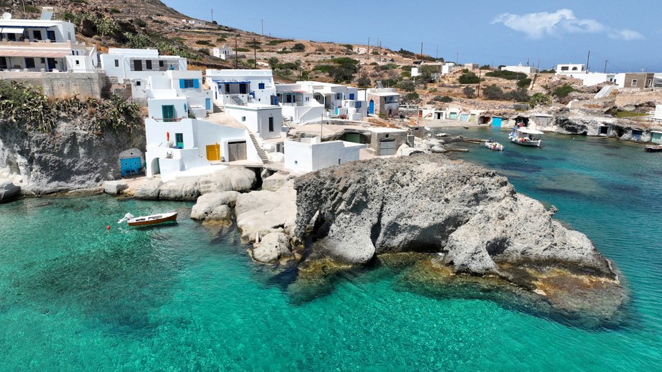 Η γραφική περιοχή Γούπα-Καρά στην Κίμωλο, με τα πολύχρωμα σπίτια και τον χαρακτηριστικό βράχο «Ελέφαντα»