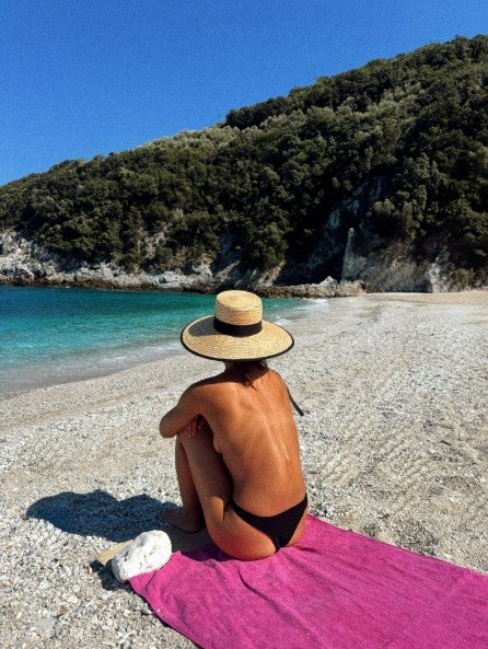 Η Κλέλια Ανδριολάτου τόπλες 