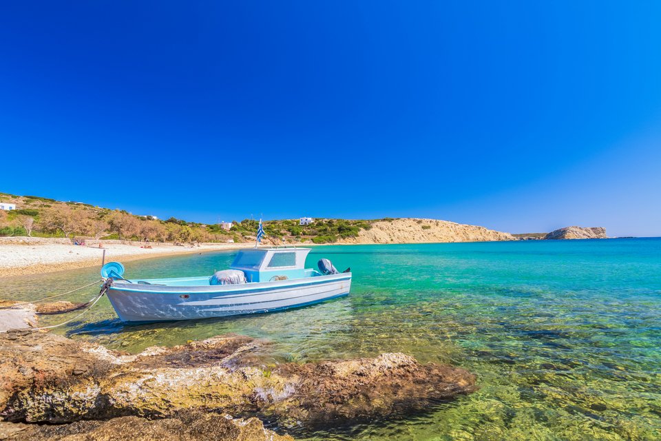 23 παραλίες του νησιού, οι οποίες συνθέτουν ένα εντυπωσιακό μωσαϊκό από αμμώδεις ακτές, μικρούς κολπίσκους, λευκά ή πολύχρωμα βότσαλα και τυρκουάζ νερά