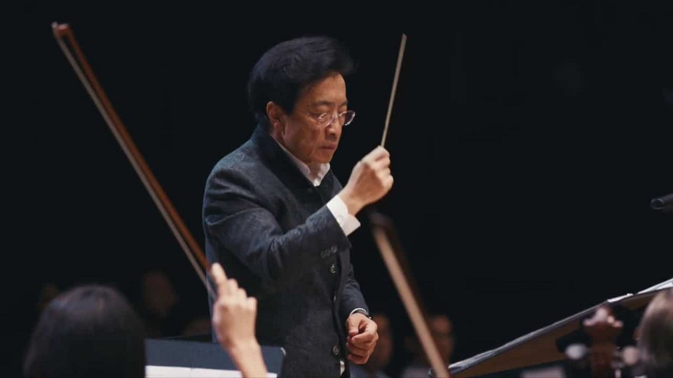 Ο 78χρονος επιχειρηματίας και ιδρυτής της Mandle Philharmonic στον Καναδά, Μάντλ Τσεούνγκ, παραδέχεται ο ίδιος ότι είναι ερασιτέχνης διευθυντής ορχήστρας. Απορρίπτει τον τίτλο του «μαέστρου». Αγαπά τη μουσική, αγαπά ιδιαίτερα τον Μάλερ, και μπορεί να διευθύνει ορχήστρες παγκόσμιας κλάσης επειδή μπορεί να τις πληρώσει για να παίξουν γι' αυτόν / ΑΡ