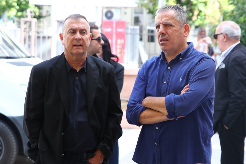 Τζον Κόρφας (αριστερά)