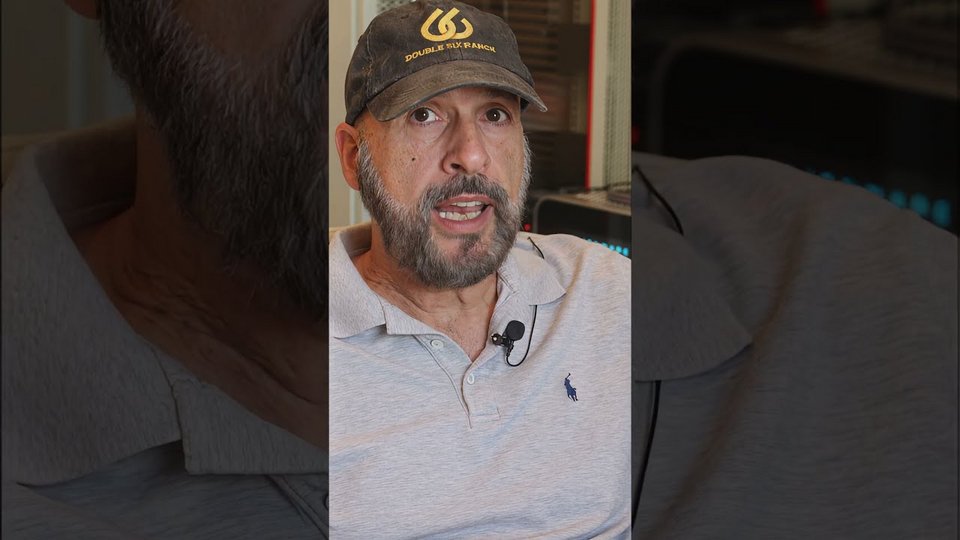 Γεννημένος στον Λίβανο και μαθητής σε αγγλικό οικοτροφείο, απ' όπου αποβλήθηκε στα 13 του επειδή πουλούσε λαθραία τσιγάρα στους συμμαθητές του κρυμμένα μέσα σε κουτιά νουντλς, ο Σαμάντι λέει ότι η πραγματική του... διαμόρφωση έγινε στις ετήσιες οικογενειακές επισκέψεις στην Ντίσνεϊ Γουόρλντ της Φλόριντα / ΥΟUTUBE