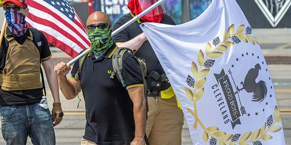 Μέλος των «Proud Boys» φορώντας το μπλουζάκι