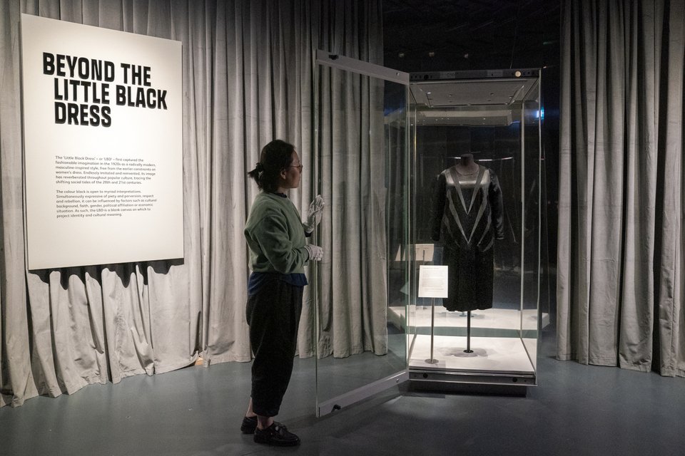 Το μικρό μαύρο φόρεμα της Coco Chanel εκτίθεται στο Kunstgewerbemuseum του Βερολίνου