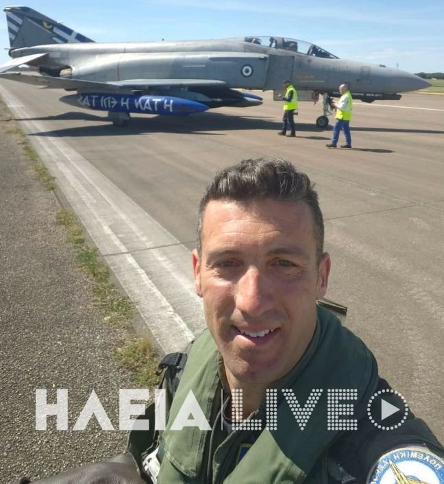 Ο 40χρονος Γιάννης Μπλέσιας με φόντο το F4 - Phantom﻿ 