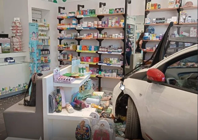 Αυτοκίνητο «μπούκαρε» σε φαρμακείο στη Νέα Μάκρη