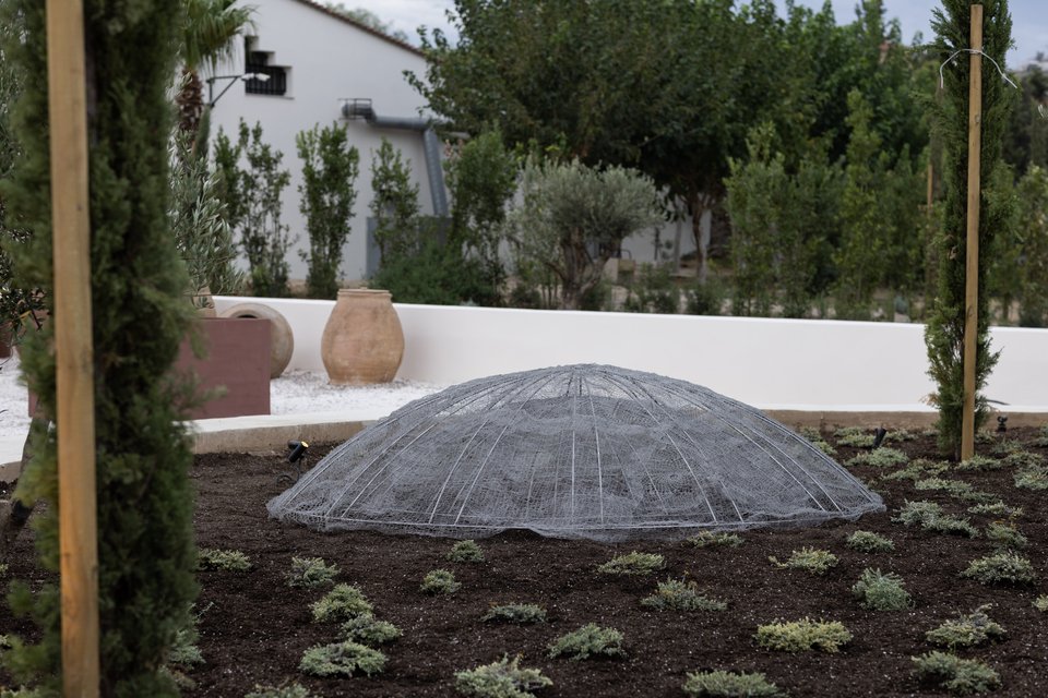 «Μεταβίβαση» της Μαρίας Λοϊζίδου, έργο που δωρήθηκε από τον Οργανισμό ΝΕΟΝ στο υπουργείο Πολιτισμού