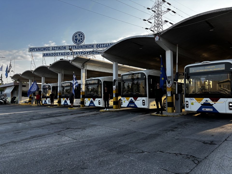 Στους δρόμους της Θεσσαλονίκης κυκλοφορούν από σήμερα τα 50 νέα αρθρωτά ηλεκτρικά λεωφορεία του ΟΑΣΘ, τα οποία δρομολογήθηκαν κυρίως σε πολυπληθείς περιοχές